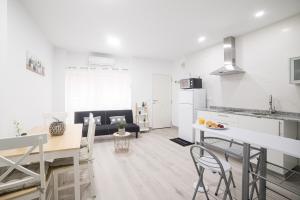 Kuchyňa alebo kuchynka v ubytovaní Moonkey - Apartamento Amaralba A + 12 fotografií
