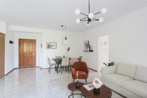 Posedenie v ubytovaní Splendid 3BR Apartment close to Olympic Stadium