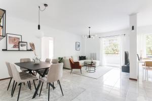 Posedenie v ubytovaní Splendid 3BR Apartment close to Olympic Stadium