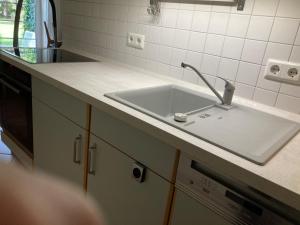 a kitchen with a sink and a counter at Die kleine Acht - direkt am Strand in Dierhagen