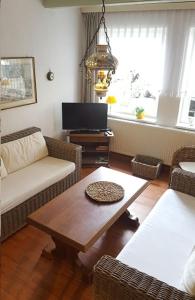a living room with a couch and a coffee table at Ferienhaus Amsel in Neuharlingersiel