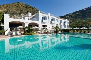 a large swimming pool in front of a building at Hotel Parco Smeraldo Terme in Ischia