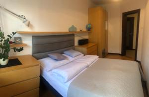 1 dormitorio con 1 cama grande con sábanas blancas en Apartament Odkryta 36a, en Varsovia