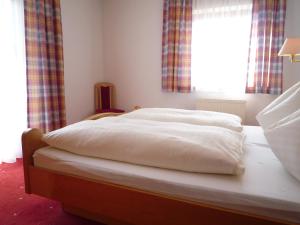 Łóżko lub łóżka w pokoju w obiekcie Appartement Bergkristall