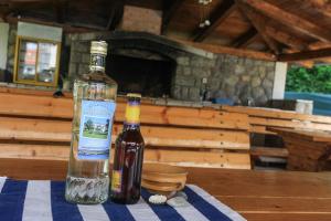 due bottiglie di alcol sedute su un tavolo di Apartment Suzy a Vantačići