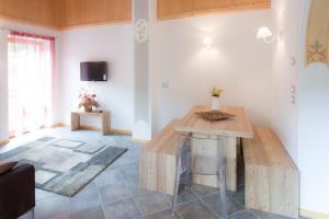 uma sala de estar com uma mesa de madeira num quarto em Villa Edelweiss em Alleghe