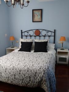 オビエドにあるJunto Ayuntamiento, Casco Histórico, Wifiのベッドルーム1室(大型ベッド1台、白黒の掛け布団付)