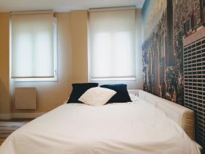 A bed or beds in a room at Apartamento Costa II con Parking exterior comunitario y parking privado en el centro