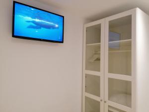 A television and/or entertainment centre at Apartamento Costa II con Parking exterior comunitario y parking privado en el centro
