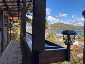 - une terrasse couverte en bois avec vue sur l'eau dans l'établissement Kaigetsu, à Toba