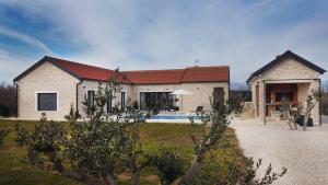 Το κτήριο όπου στεγάζεται  η βίλα