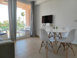 a living room with a white table and chairs at ACAPULCO AMAZING VIEWS. POOL. FREE WIFI in Playa Fañabe