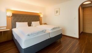 Ein Bett oder Betten in einem Zimmer der Unterkunft Hotel Cafe Lorenz
