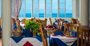 Samsara Cliff Resort tesisinde bir restoran veya yemek mekanı