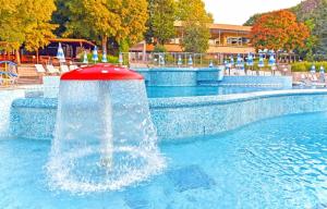 a fountain in the middle of a swimming pool at Hotel Orhidea in Albena