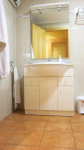een badkamer met een wastafel en een spiegel bij Apartaments la Fabrica in Horta de San Joan
