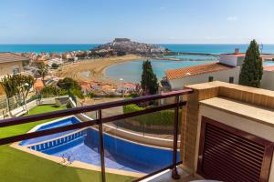 balcón con vistas al océano en Mirador 33, en Peñíscola