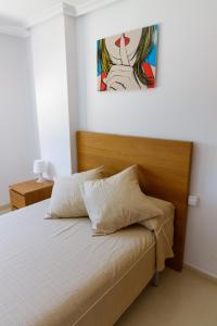 Bett in einem Schlafzimmer mit Wandgemälde in der Unterkunft Mirador 33 in Peñíscola