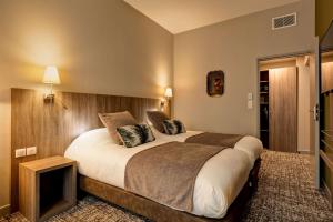 里昂的住宿－貝斯特韋斯特里昂克雷吉酒店，一间卧室配有一张大床和电视
