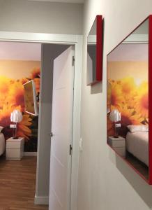 Habitación con 1 dormitorio con una pintura en la pared en EL RAMILLETE en Soria