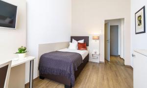 Postel nebo postele na pokoji v ubytování Tante ALMA's Kölner Hotel
