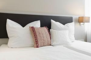 Postel nebo postele na pokoji v ubytování Tante ALMA's Kölner Hotel