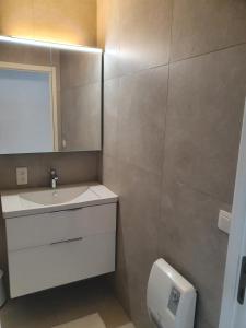 
A bathroom at Appartement Zeezicht
