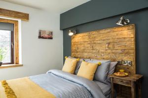 Cama ou camas em um quarto em Tipperary House Dublin
