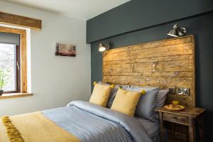 Cama ou camas em um quarto em Tipperary House Dublin