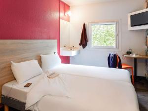 Postel nebo postele na pokoji v ubytování hotelF1 Annemasse Hotel Renove