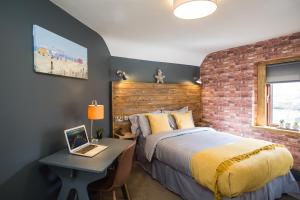 Cama ou camas em um quarto em Tipperary House Dublin