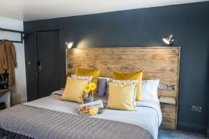 Cama ou camas em um quarto em Tipperary House Dublin