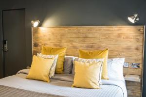 Cama ou camas em um quarto em Tipperary House Dublin