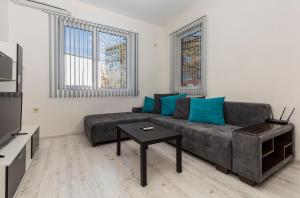 A seating area at Convenient 1BD Flat in the centre of Plovdiv