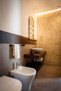 ein Badezimmer mit einem weißen WC und einem Waschbecken in der Unterkunft Ciao Bellini in Neapel