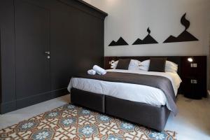 ein Schlafzimmer mit einem großen Bett und einem Teppich in der Unterkunft Ciao Bellini in Neapel