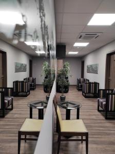 poczekalnia ze stołami, krzesłami i doniczkami w obiekcie Waterfront Lodge w mieście Dunapataj +36 zdjęć