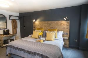 Cama ou camas em um quarto em Tipperary House Dublin