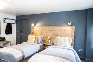 Cama ou camas em um quarto em Tipperary House Dublin