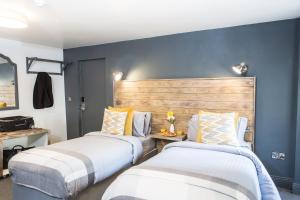 Cama ou camas em um quarto em Tipperary House Dublin