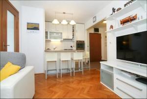 Virtuvė arba virtuvėlė apgyvendinimo įstaigoje Apartment Lovret