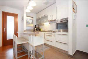 Virtuvė arba virtuvėlė apgyvendinimo įstaigoje Apartment Lovret