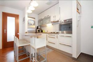 Kuchyňa alebo kuchynka v ubytovaní Apartment Lovret