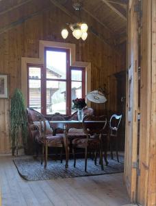 una sala da pranzo con tavolo e alcune sedie di Bolkesjø Gaard a Notodden