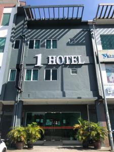 ein Hotel mit einem Schild, das Hotel liest in der Unterkunft 1 Hotel Mahkota Cheras in Kuala Lumpur