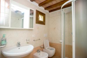 A bathroom at Residenza Le Tartarughe
