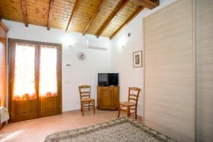 A television and/or entertainment centre at Residenza Le Tartarughe