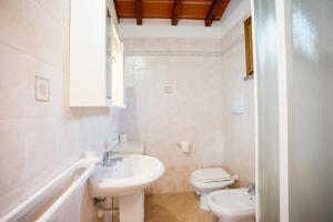 A bathroom at Residenza Le Tartarughe