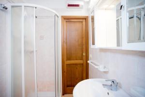 A bathroom at Residenza Le Tartarughe