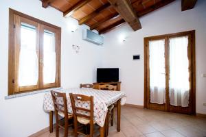 A television and/or entertainment centre at Residenza Le Tartarughe